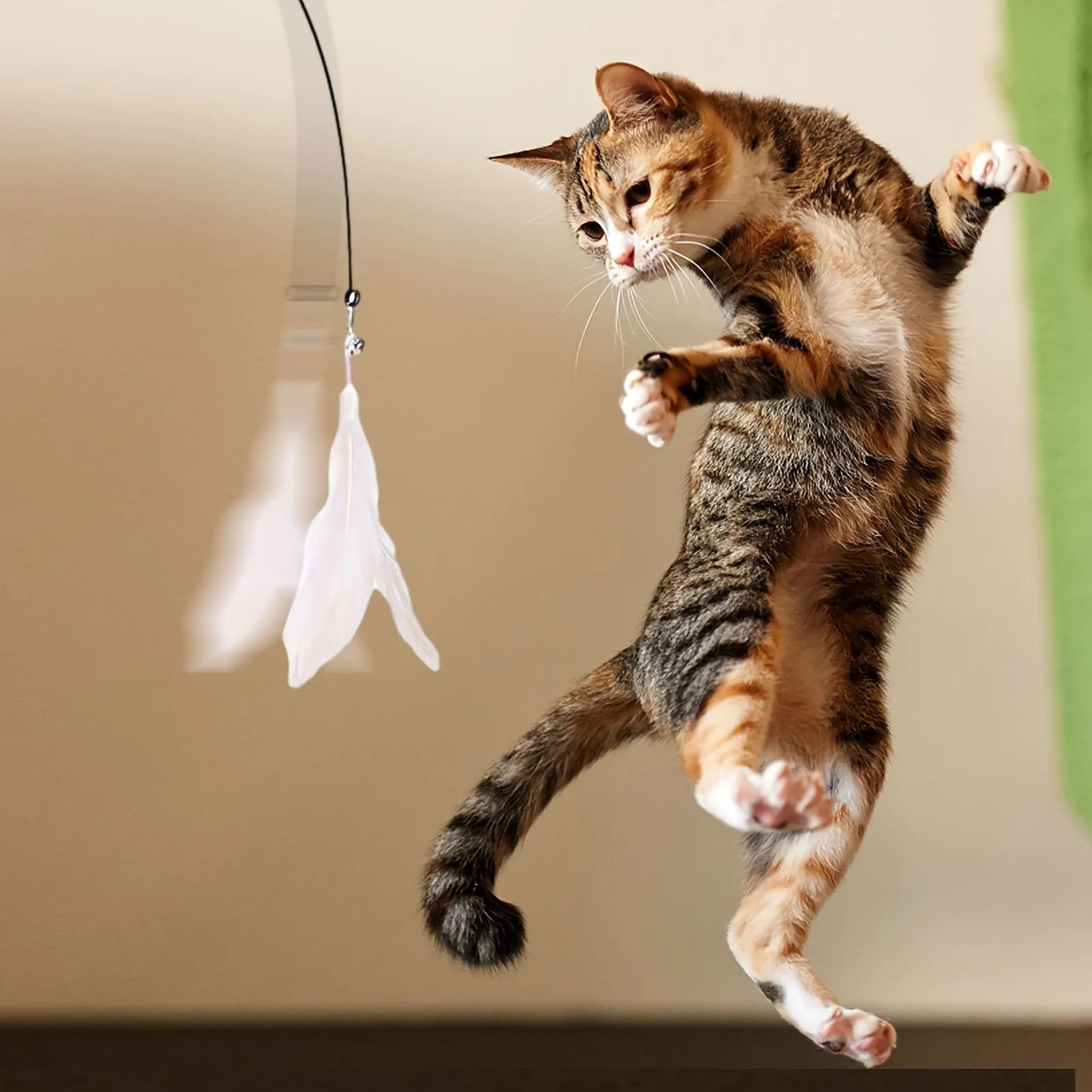 Varita Interactiva para Gatos con Plumas y Campana – Juguete con Ventosa